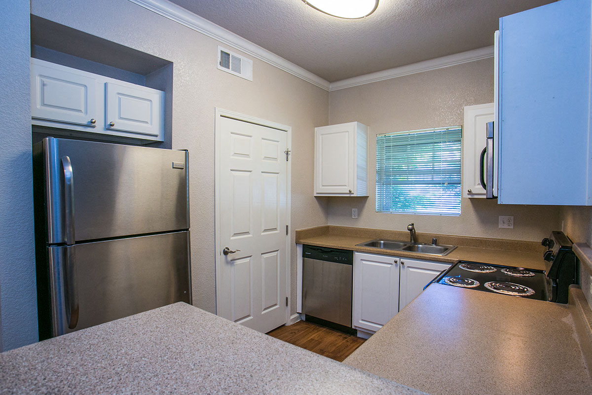 Rolling Oaks Apartment Homes photo 2